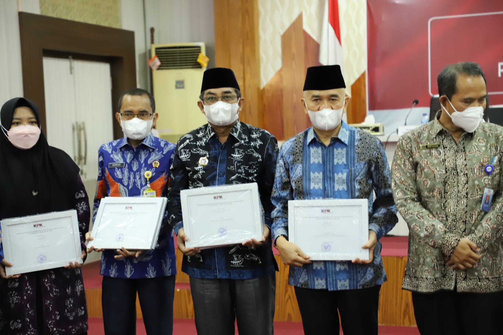 Bupati Tanjabbarat Anwar Sadat Terima 3 Piagam Penghargaan Dari KPK RI