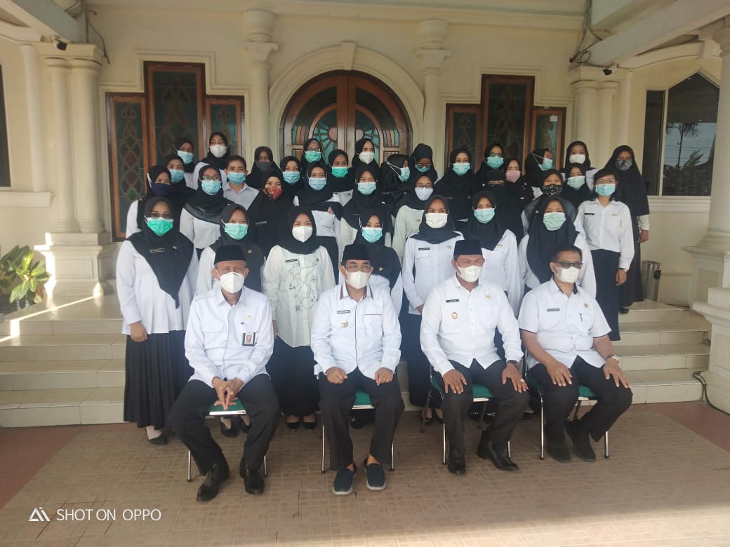 Bupati Tanjab Barat Anwar Sadat Serahkan SK PNS 