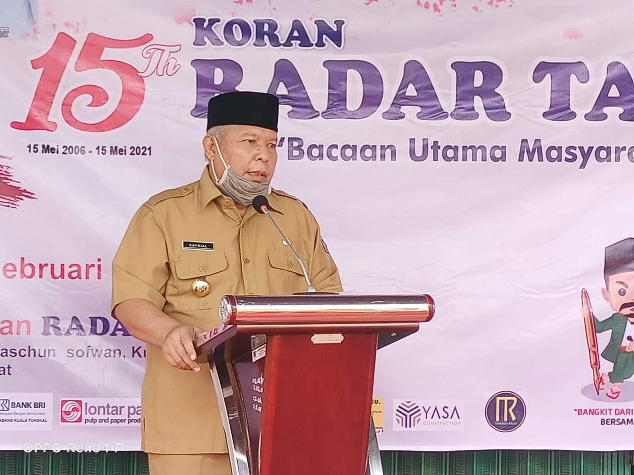 Bupati Tanjung Jabung Barat, Dr Ir H Safrial berikan masker gratis kepada masyarakat