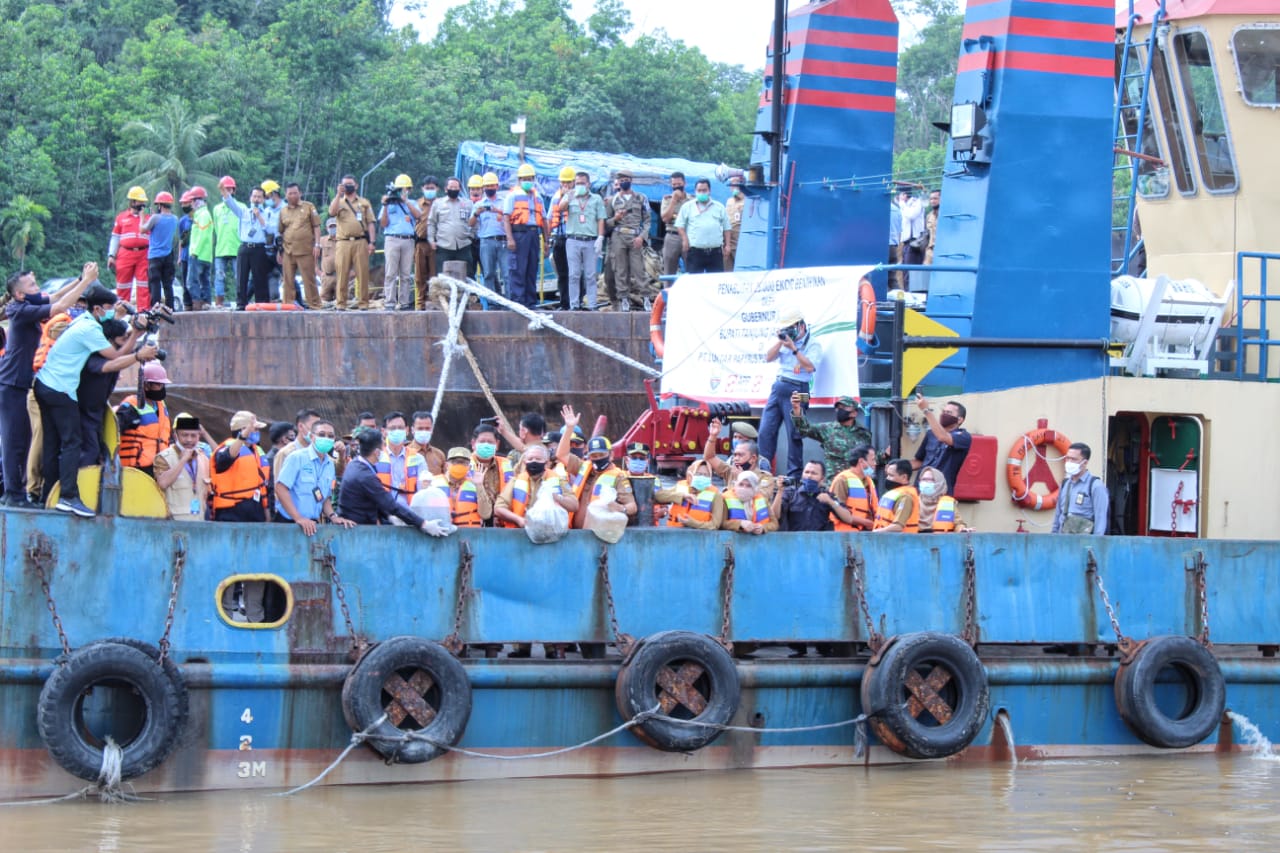 Gubernur Jambi Bersama PT LPPPI dan PT WKS Sebar 25.000 benih ikan