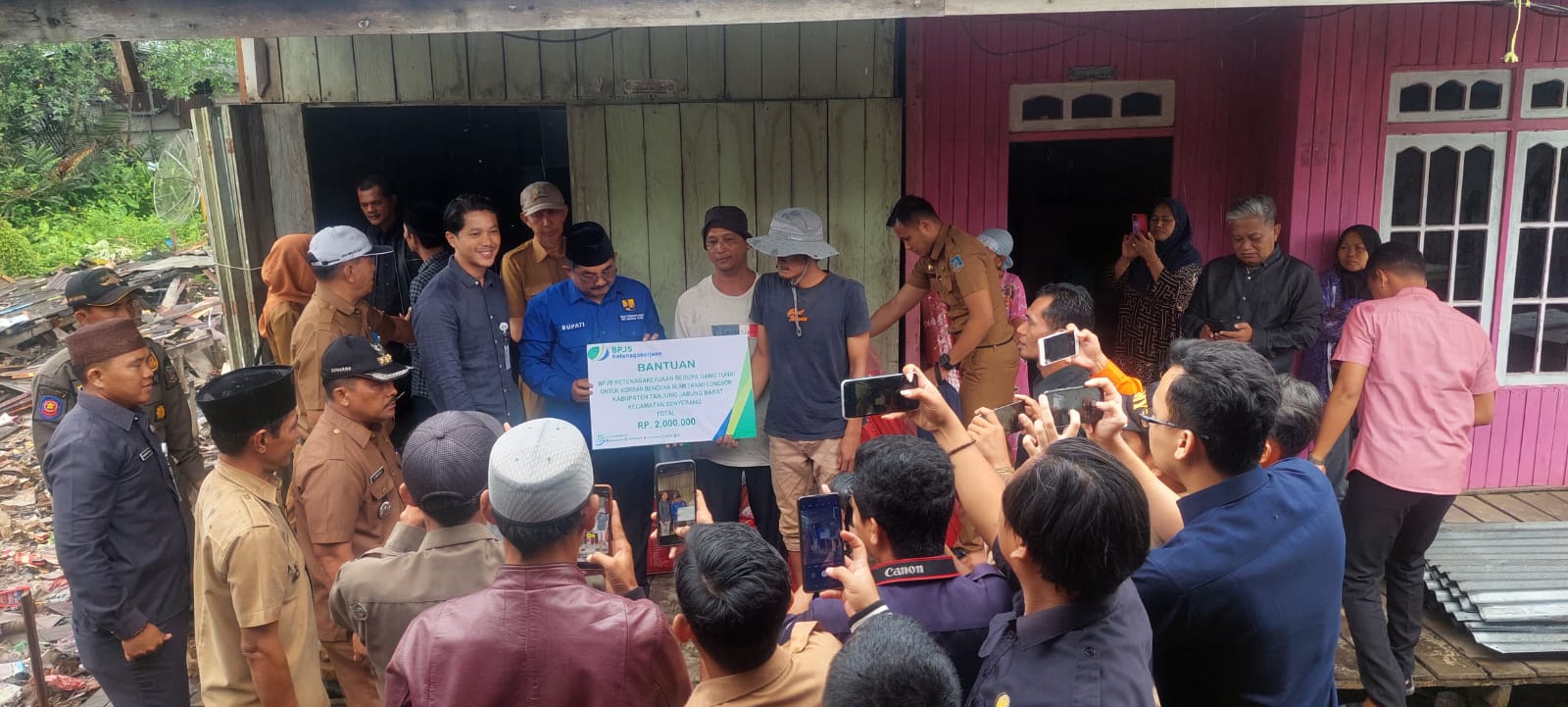 Bupati Anwar Sadat Tinjau Lokasi Longsor di Senyerang dan Serahkan Bantuan