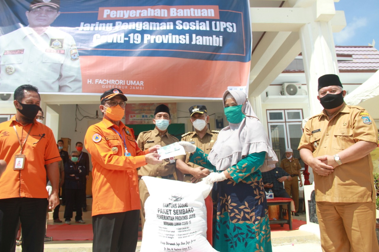 Bupati Safiril dampingi gubernur  Serahkan Bantuan  Jaring Pengaman Sosial (JPS)
