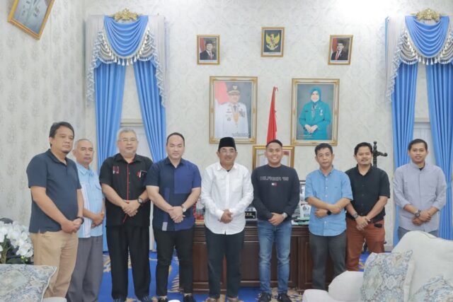 Ketua Komisi II DPRD Tanjabbar, Suprayogie Syaiful, Dampingi Bupati Terima Calon Investor Energi Hijau