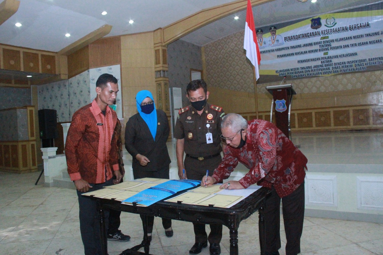 Bupati Tanjab Barat Bersama Kajari Tandatangani Nota Kesepahaman Bidang Hukum Perdata dan Tata Usaha Negara