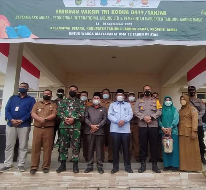 Bupati Anwar Sadat Tinjau Kegiatan Serbuan Vaksin TNI Kodim 0419/Tanjab