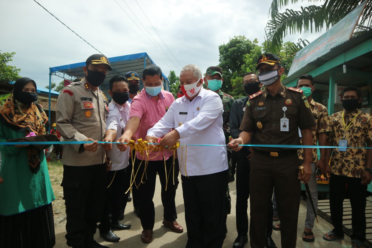 Bupati Tanjab Barat Resmikan Kampung Ampuh di Desa Pematang Buluh