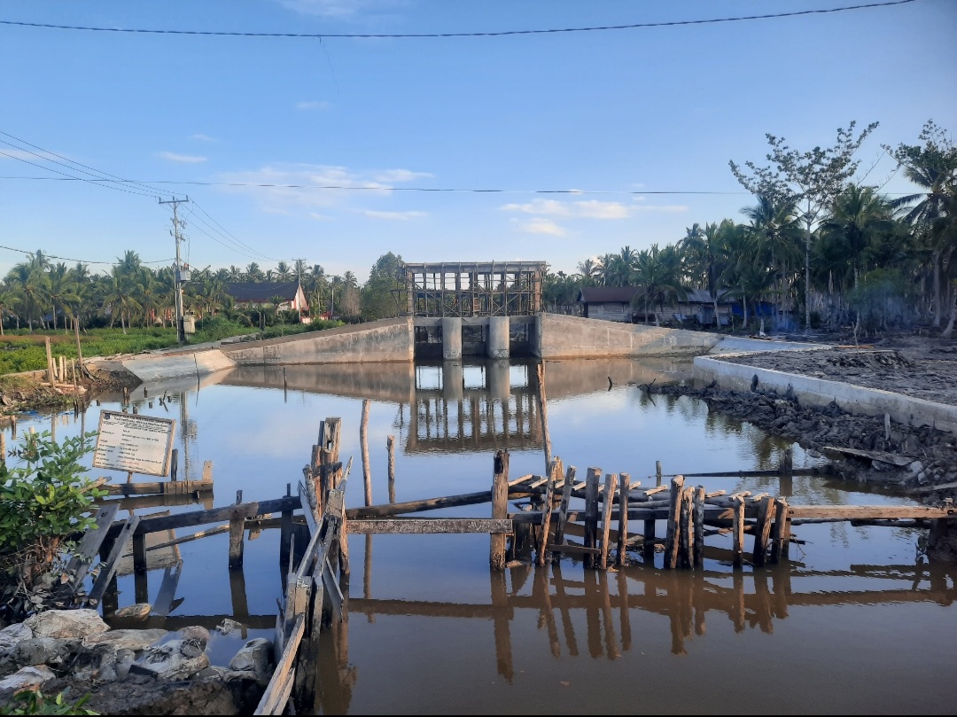 Anggaran 4 Miliar, Proyek Pintu Air Parit 10 Desa Tungkal Satu Belum Selesai