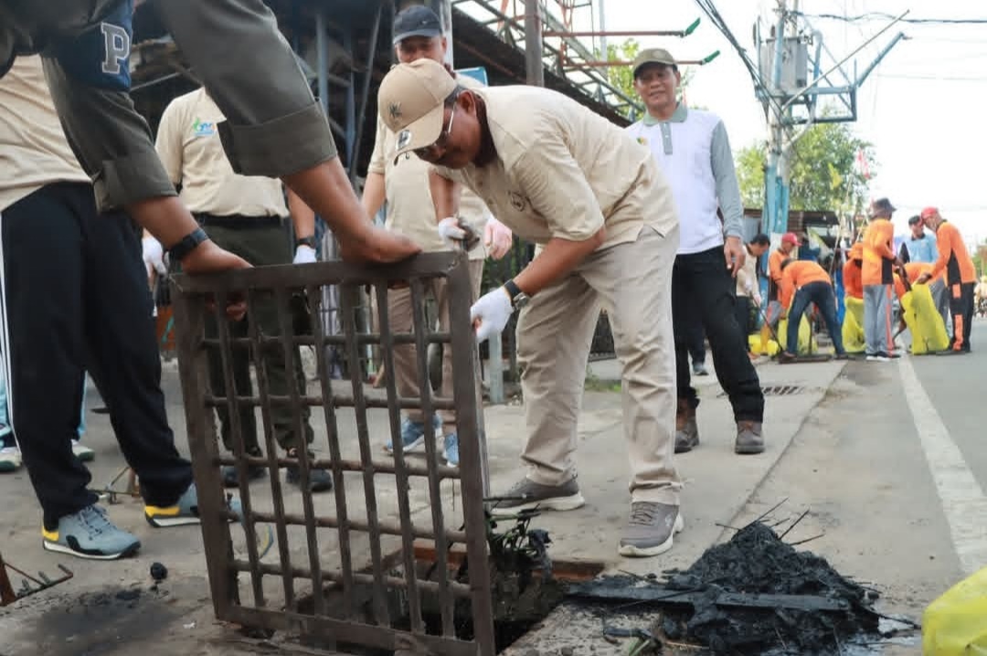 Kolaborasi untuk Lingkungan Bersih, Bupati Tanjab Barat Ikut Gotong Royong Serentak
