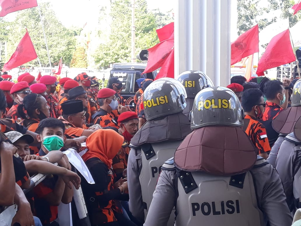 Ratusan Massa Tolak RUU HIP digedung DPRD Provinsi Jambi