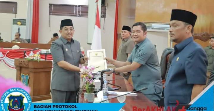 Bupati Hadiri Rapat Paripurna DPRD Penyampaian Nota Pengantar Raperda tentang Pertanggungjawaban Pelaksanaan APBD Kabupaten Tanjab Barat TA 2022