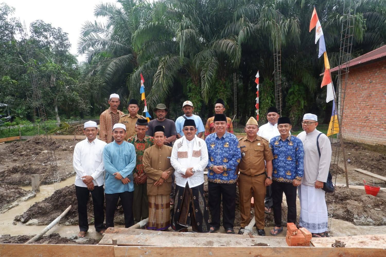 Peletakan Batu Pertama Madrasah di Betara, Bupati Dorong Kolaborasi Wujudkan Pendidikan Berkualitas