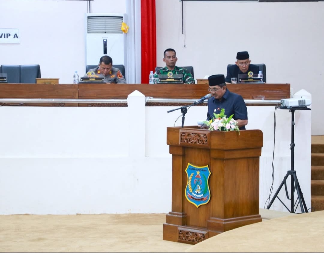 Bupati Tanjab Barat Sampaikan Nota Pengantar Ranperda Perubahan APBD Tahun 2025 pada Rapat Paripurna Pertama