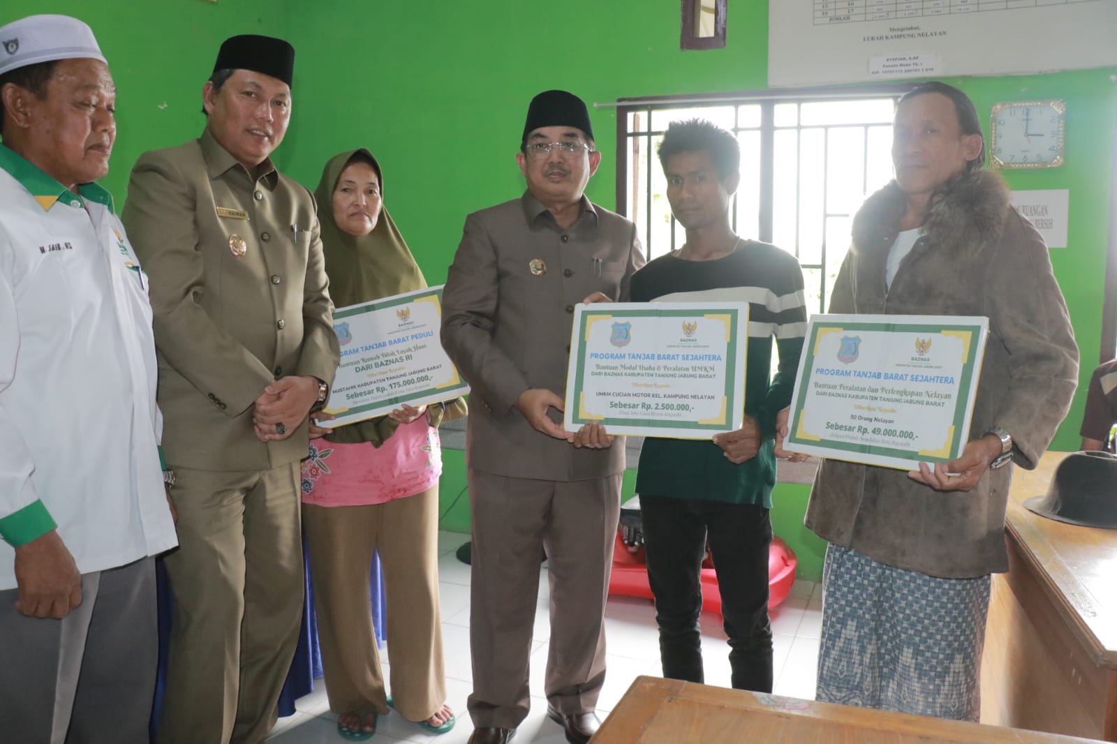 Bupati dan Wabup Serahkan Bantuan kepada Nelayan Sekaligus Launching Penyaluran Bantuan UMKM oleh Baznas Tanjab Barat