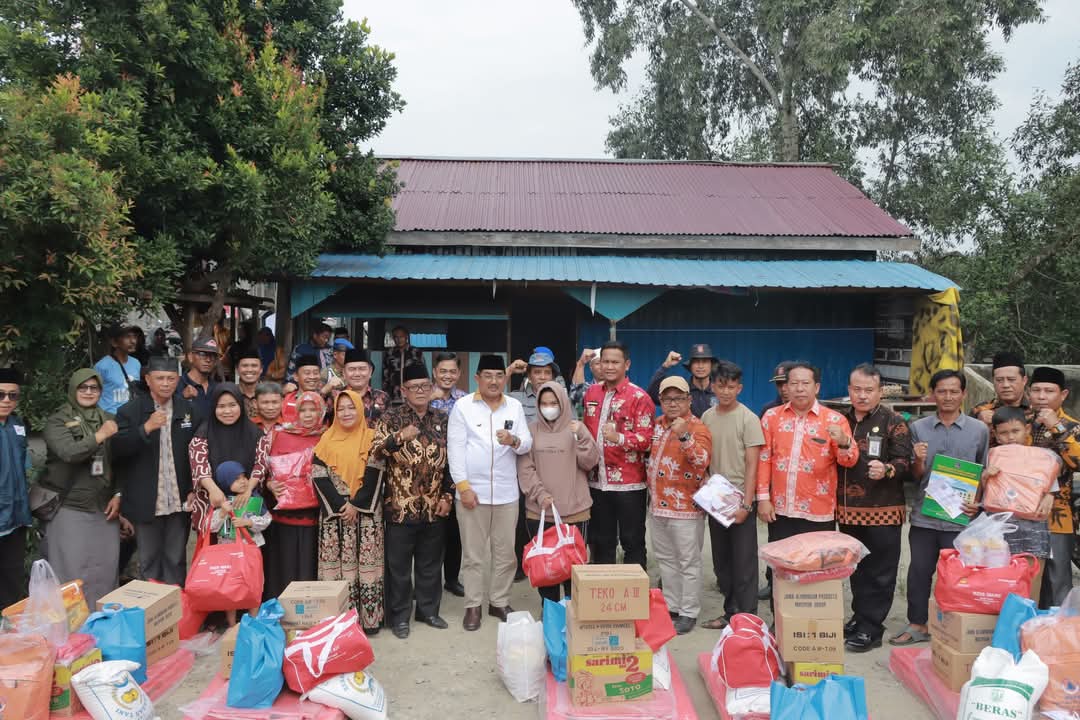 Bupati Anwar Sadat Berikan Bantuan kepada Korban Kebakaran di Jalan Harapan Kuala Tungkal