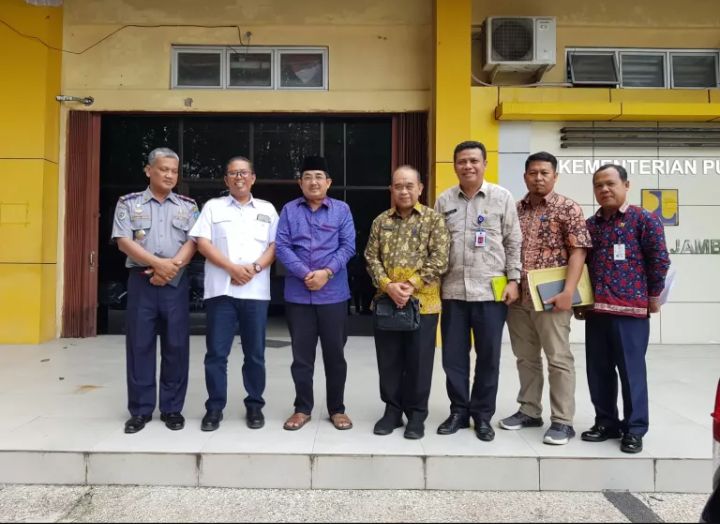 Ruas Jalan Menuju Tanjab Barat Rusak, Bupati Anwar Sadat Temui BPJN Jambi