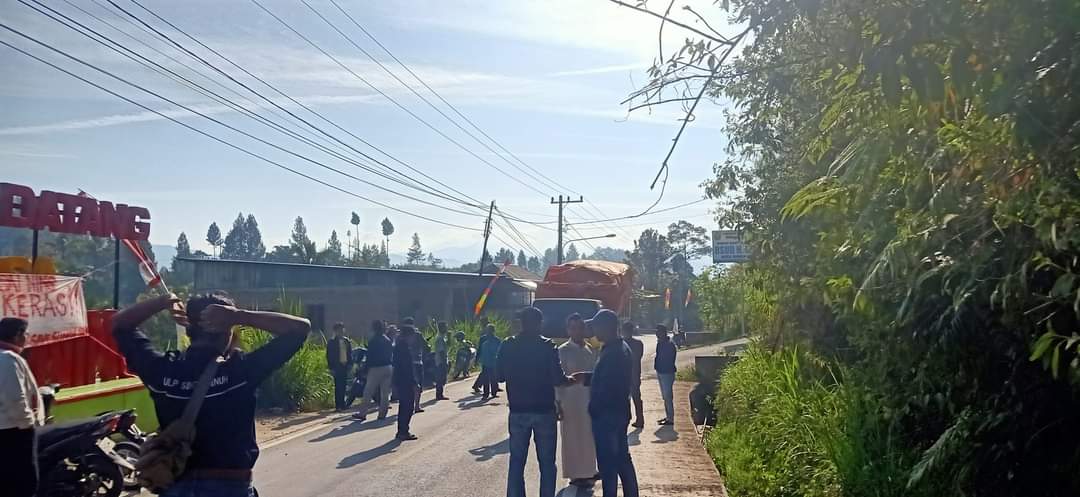 Merasakan Langsung Air Bersih Sudah Bau dan Berminyak, Warga Sungai Ning Turun Kejalan Hadang Truk Sampah Menuju TPA Illegal RPT 