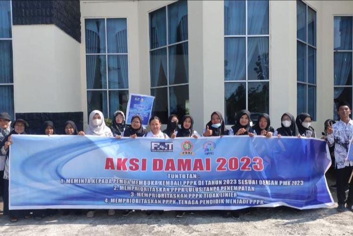Guru Honorer Gelar Aksi Damai Di Halaman Kantor