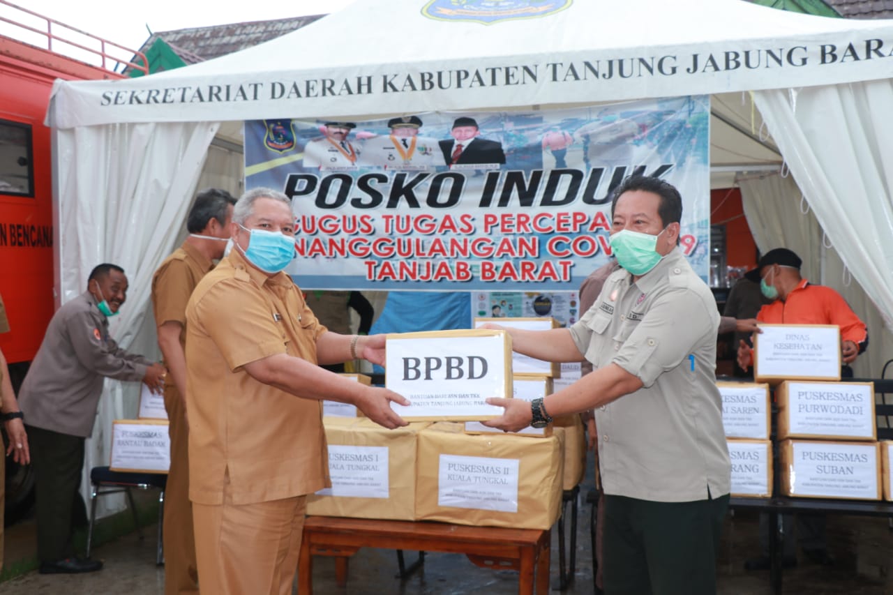 Safrial Serahkan Bantuan APD dari OPD Lingkup Pemkab Tanjab Barat