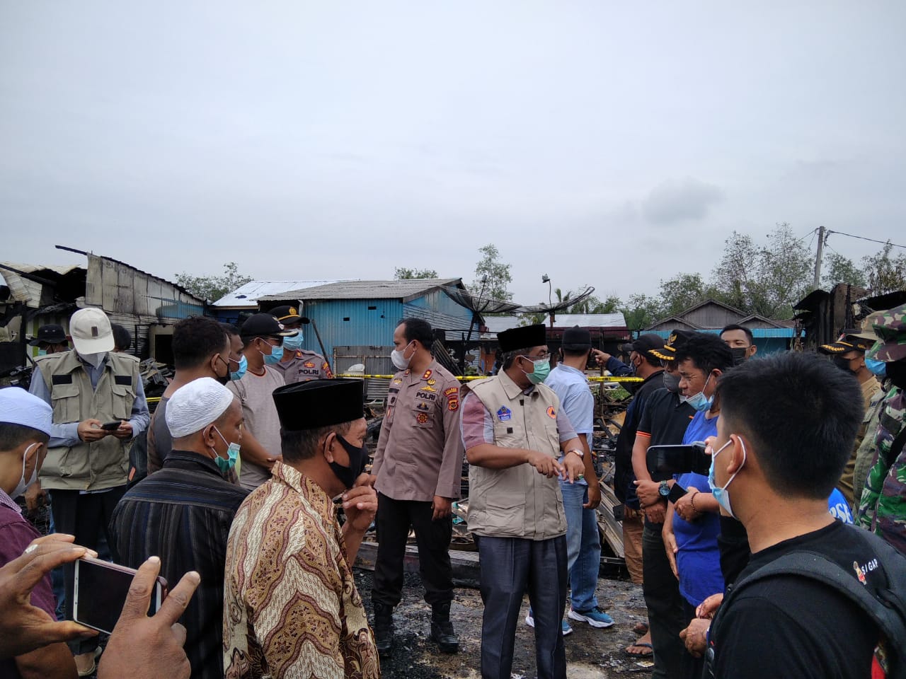 Bupati Tanjab Barat Serahkan Bantuan Untuk Korban Kebakaran Di Teluk Nilau